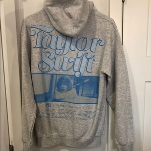 Taylor Swift, Gray Hoodie 1989 tour